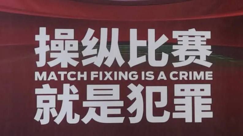 本片描写一位离了婚的中年汉子在小岛上过着蓬菖人般的糊口，成天胡想着一个不明身份的女子，后来两个别离有着哀痛爱情的女人前后闯进了他的世界。本片是部十分隐晦和复杂的心理片，两个女主角的关系如同导演英格玛·伯格曼的《缄默》与《假面》一样不成朋分，色采在片中阐扬了主要的意味感化， 对伯格曼作品没有乐趣的不雅众会感受本片十分烦闷干涩。