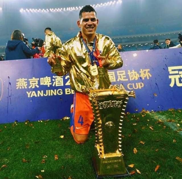 桑德罗的合同将在2024年的6月份到期，但是尤文希望在冬窗提前将桑德罗送走，以节省半年大约为600万欧的税前薪水。